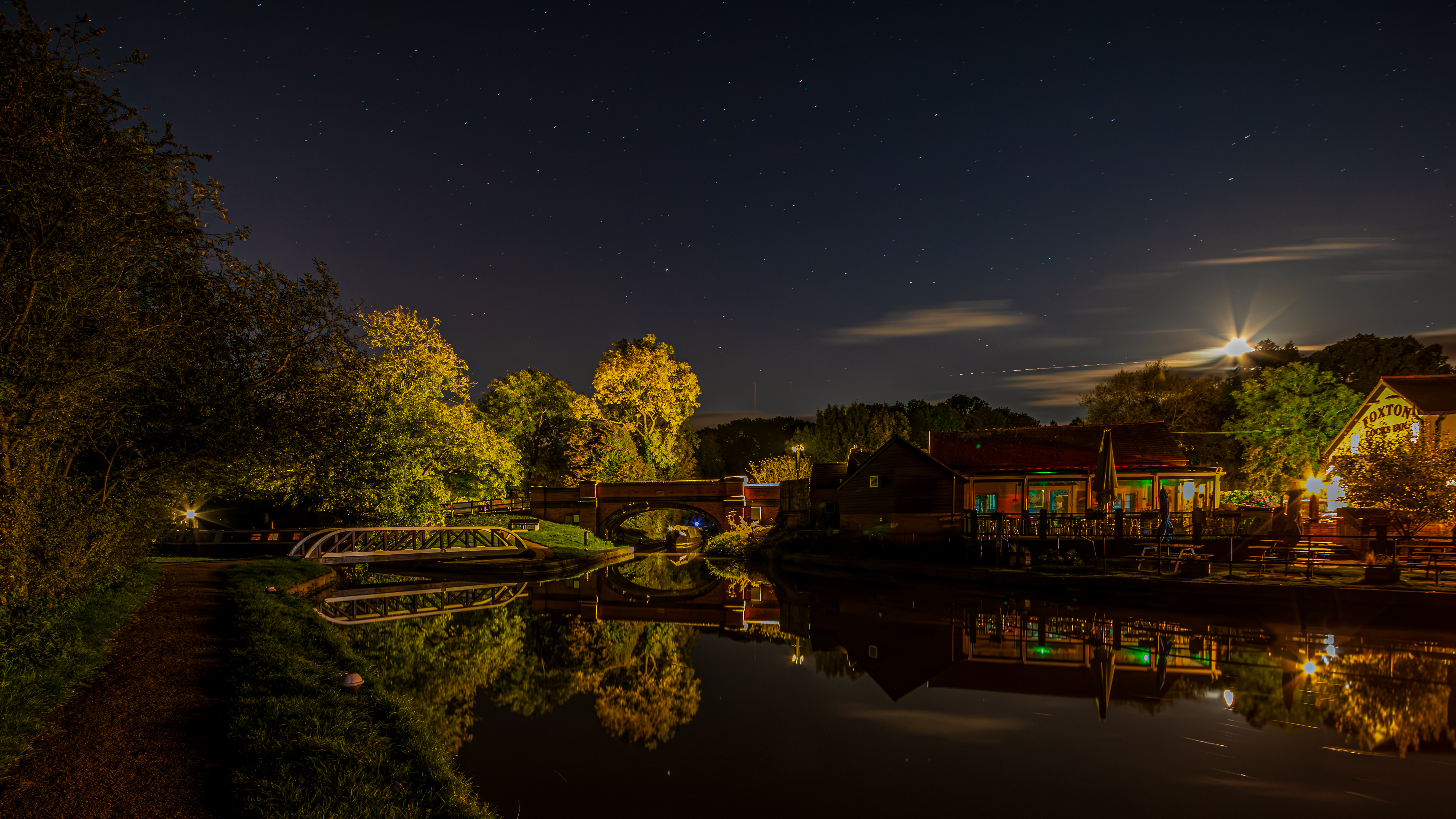 Photo of a lake at night