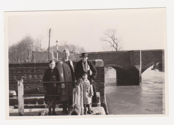 Peter Laufer and the Thornycroft family2 001
