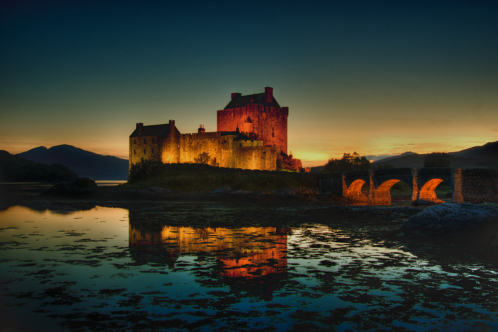 An image of an illuminated castle.